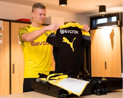 足球巴萨公布主力中场伤情，将缺阵一月（巴萨确认主力中场伤停，预计休战一个月）