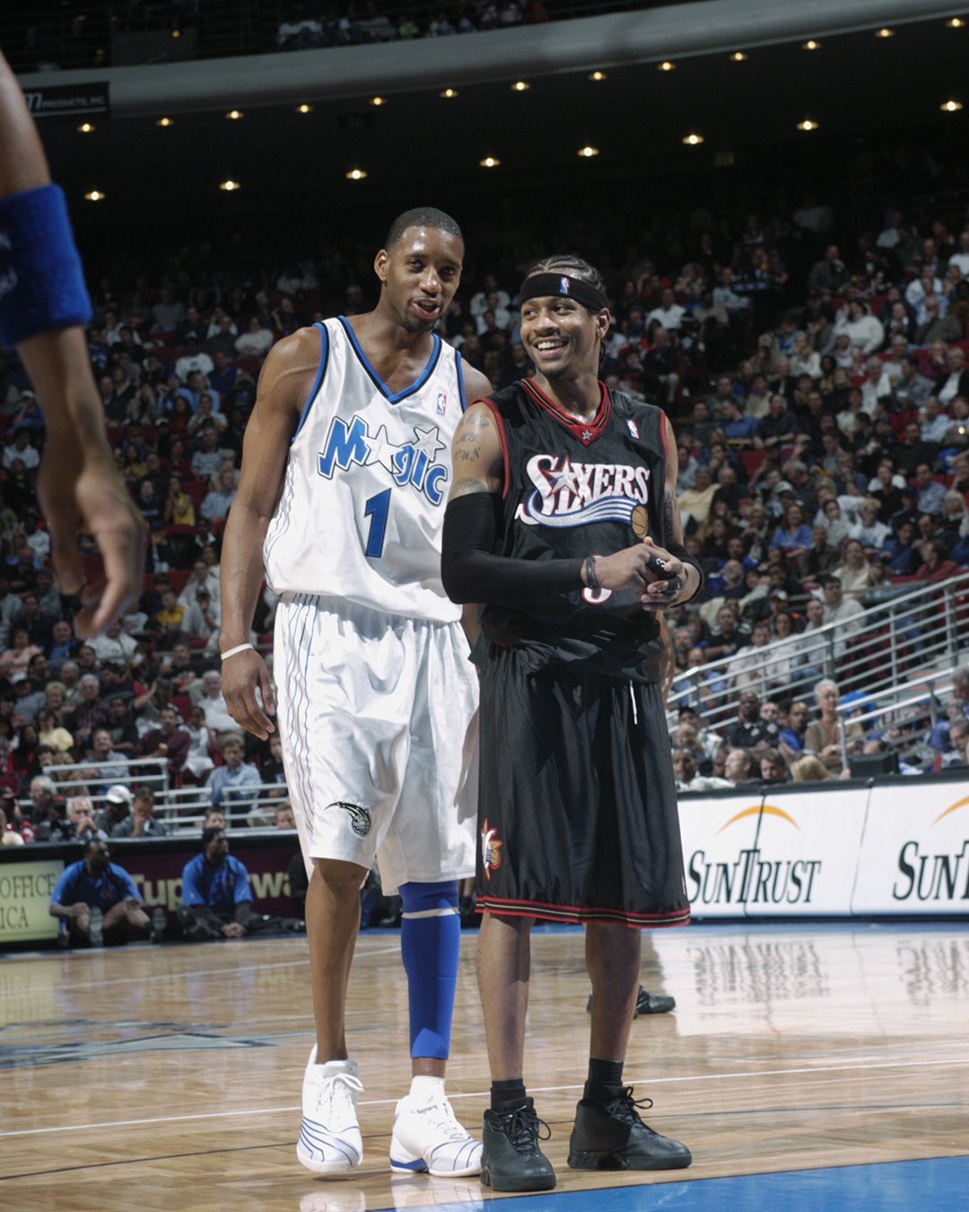 强烈对比！华子与队友疯狂庆祝 雷霆众人平静走入通道（反差拉满：华子和队友尽情庆祝，雷霆众将冷静走向通道）