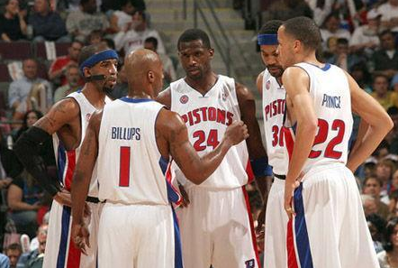 足球国足后防双塔表现稳固（国足后防双塔稳如磐石）