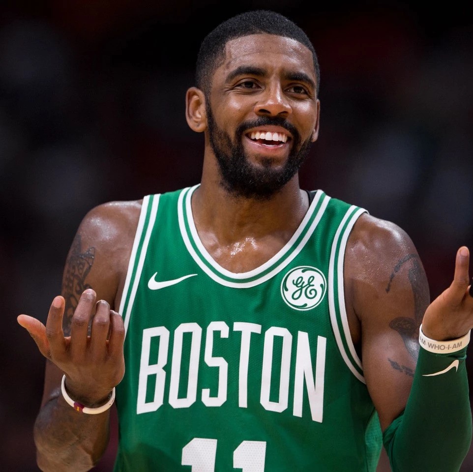 卡马乔：维尼修斯国家德比被换下有情绪正常，5分钟就没事了（卡马乔：维尼修斯在国家德比被换下情绪波动属正常，五分钟就平复了）