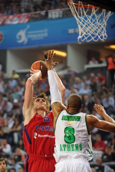 中超赛场争议判罚：VAR判罚引发讨论,（中超判罚风波：VAR介入再度引发热议）