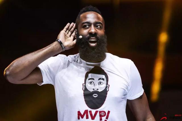 宝刀不老，齐达内在宇宙联赛中进球还送出一脚潇洒助攻（齐达内风采依旧，宇宙联赛破门并奉上潇洒助攻）